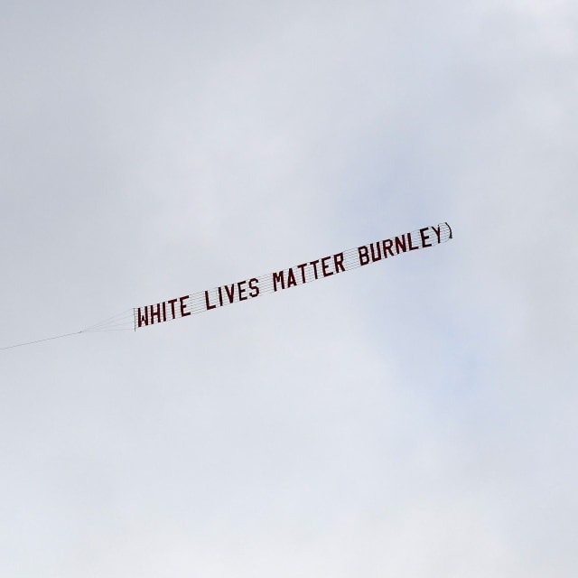 Spanduk bernada rasialis, 'White Lives Matter', yang muncul sebelum laga Man City versus Burnley di Etihad Stadium. Foto: Twitter
