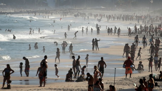 Pengunjung menikmati pantai Arpoador di tengah wabah virus corona di Rio de Janeiro, Brasil, (21/6). Foto: Ricardo Moraes/REUTERS