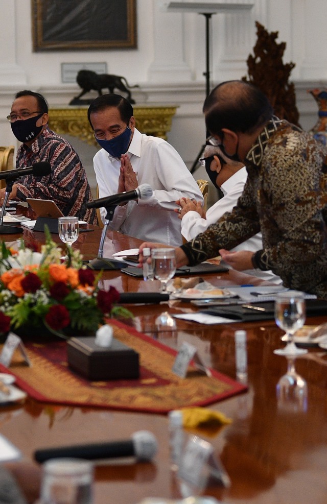 Presiden Joko Widodo memimpin rapat terbatas secara tatap muka di Istana Merdeka, Jakarta, Selasa (23/6). Foto: Sigid Kurniawan/Antara Foto