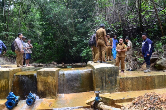 Masuk Hutan, Wabup Lingga Temukan Penyebab Masalah Air Bersih di Tanjungmana (38869)