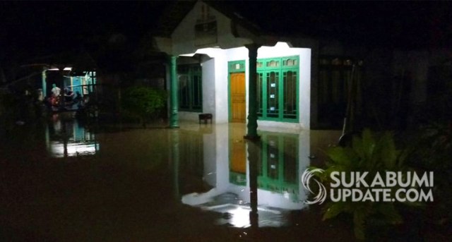 Luapan Sungai Ciparanje mengakibatkan lahan dan rumah warga Kampung Ciparanje, Desa Tegalbuleud, Kecamatan Tegalbuleud, Kabupaten Sukabumi terendam.