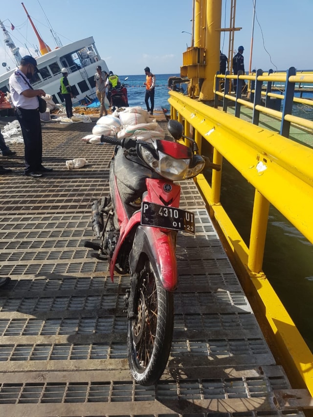 Proses evakuasi muatan Kapal Feri yang kandas di pelabuhan Padang, Bai.  Foto: Istimewa