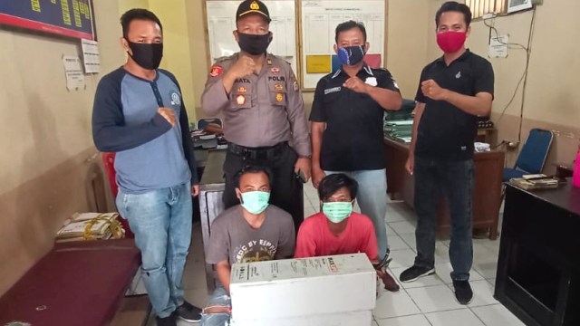 Kapolsek Palu Timur AKP Laata (tengah) saat memperlihatkan kedua pelaku pencurian baterai tower Telkomsel di Palu. Foto: Istimewa