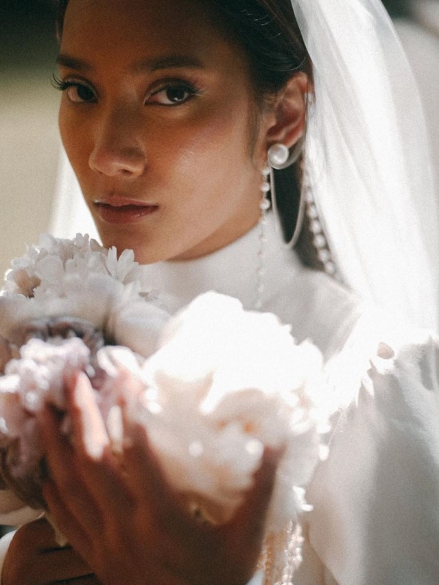 Tara Basro menggunakan gaun pengantin. Foto: Instagram/@tarabasro
