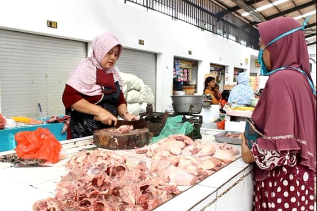 Ilustrasi, pedagang daging ayam melayani pembeli di salah satu pasar tradisional di Kota Cirebon. (Juan)