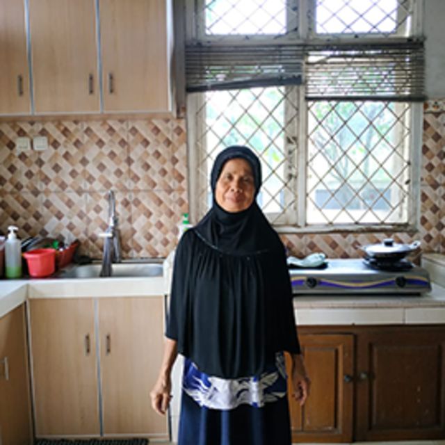 Dalam setiap sujudnya, Ibu Eneng tak pernah lelah berdoa agar diberi kesempatan untuk bisa bertamu ke rumah Allah. 