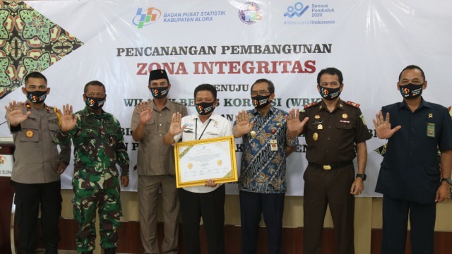 Bupati Blora, Djoko Nugroho bersama jajaran Forkopimda Blora, saat hadiri acara Deklarasi Pencanangan Pembangunan Zona Integritas menuju WBK dan WBBM di Kantor BPS Kabupaten Blora. Selasa (23/06/2020)