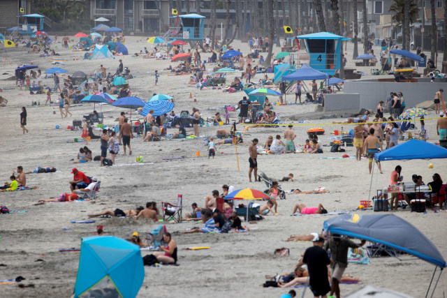 Foto: Pantai Oceanside di California kembali Dipadati Pengunjung (287544)