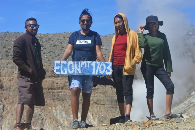 Wisatawan lokal saat berada di puncak Gunung Egon. Foto: istimewa.