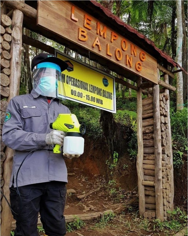 Pengelola di kawasan konservasi di kaki Gunung Ciremai mempraktikan tata cara menanam pohon sesuai protokol kesehatan. (Andri Yanto)