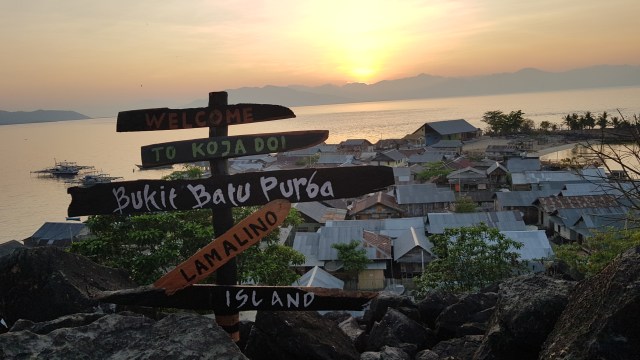 Pesona matahari terbit dari atas Bukit Batu Purba, Desa Koja Doi. Foto: Mario WP Sina.