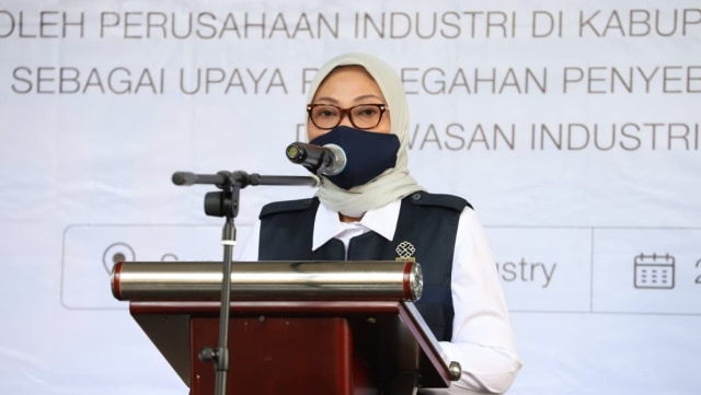 Menaker Ida Fauziyah memberikan sambutan saat mengunjungi Kawasan Industri Surya Cipta, Karawang. Foto: Kemnaker
