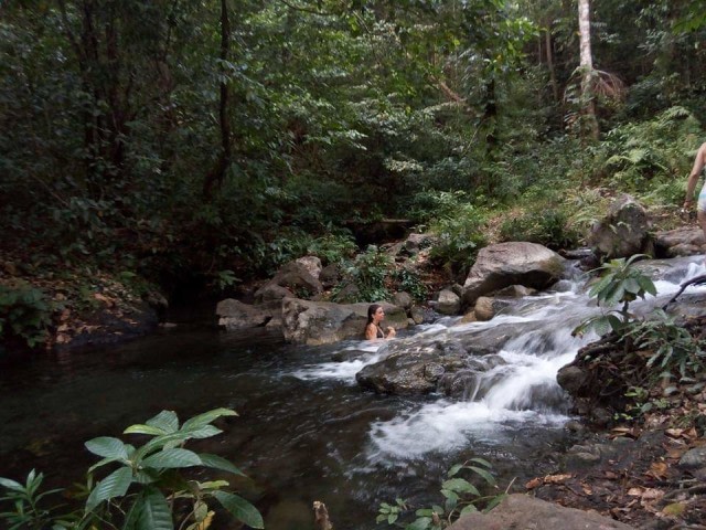 Wisatawan asing saat berendam di Pemandian Air Panas Blidit. Foto: istimewa.