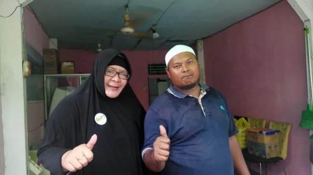 Setiap jumat pukul 11.00, Bu Annisa membuka warung gratisnya yang terletak di Gang Peniti 1 Jalan Imam Bonjol, Pontianak Selatan, Kalimantan Barat.