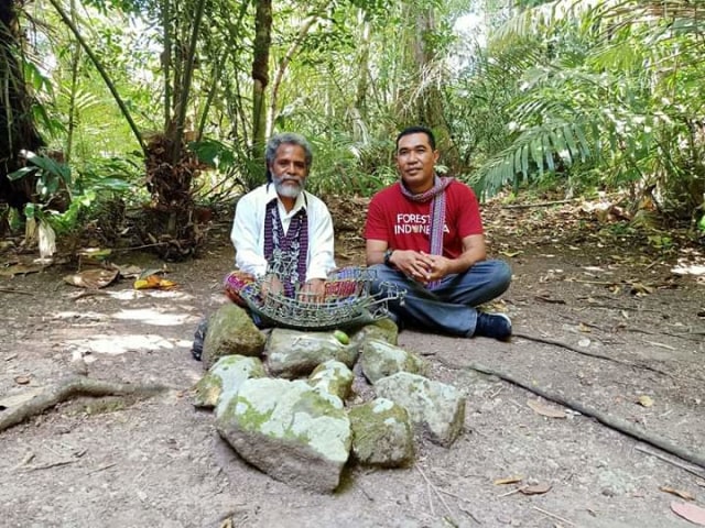 Salah seroang wisatawan lokal bersama juru kunci Jong Dobo, Sergius Moa di situs wisata Jong Dobo. Foto: Akun FB Heri Siswadi.