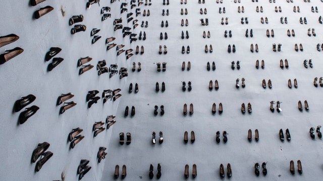 Seniman Turki Vahit Tuna memanjang 440 pasang sepatu hak tinggi pada 2018 di Turki. Foto: Shutterstock