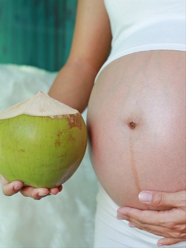 Ilustrasi ibu hamil minum air kelapa. Foto: Shutter Stock