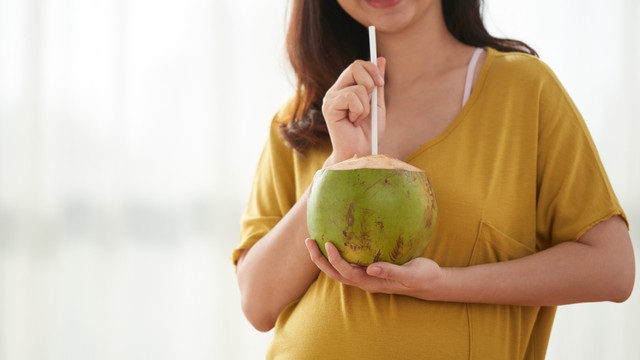 Ilustrasi ibu hamil minum air kelapa. Foto: Shutter Stock