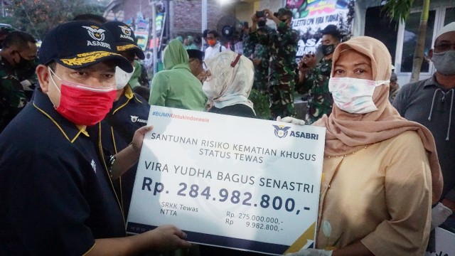 Serah terima santunan korban Heli MI-17. Foto: Asabri