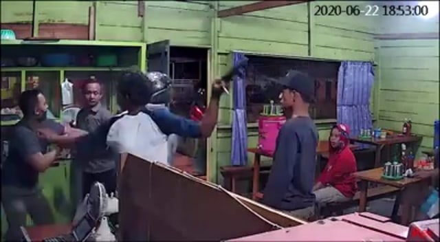 Aksi baku hantam antara preman dan pedagang bakso di Kendari. Foto: Tangkapan layar video.