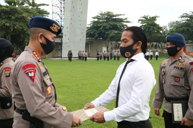 Dansat Brimob Polda Sumut, Kombes Pol Abu Bakar Tertusi memberikan piagam penghargaan kepada personelnya yang berhasil mengungkap kasus kejahatan. Foto: Istimewa