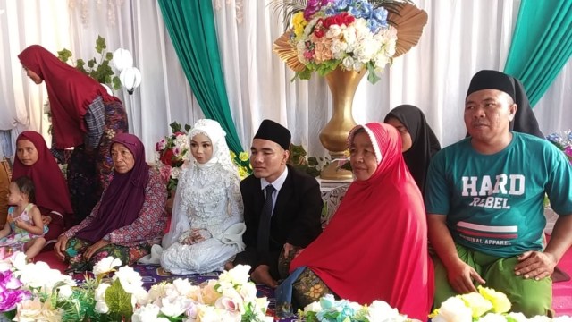 Pria disabilitas asal Lombok Tengah menikah dengan seorang gadis. Foto: Dok. Istimewa