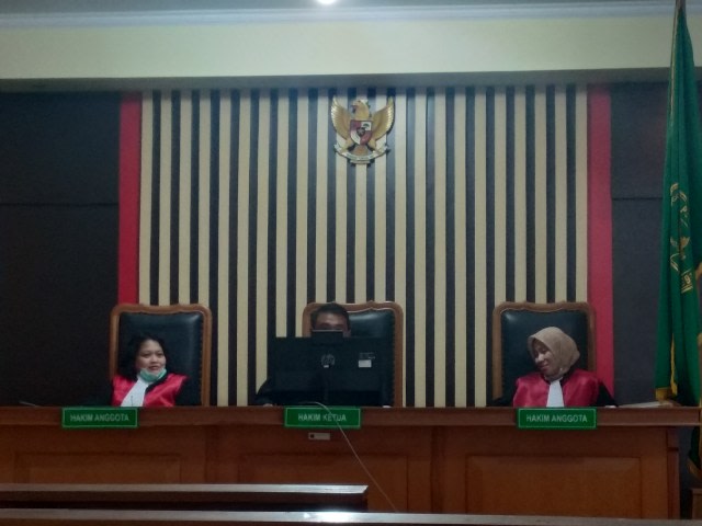 Sidang kasus penipuan yang dipimpin hakim Yandri Roni di Pengadilan Negeri Jambi. Foto: Yovy Hasendra