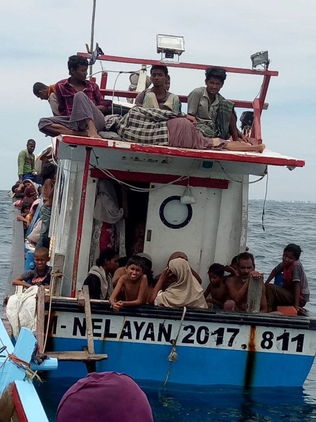 Warga negara asing (WNA) yang diduga pengungsi Rohingya ditemukan di pesisir Pantai Seunuddon, Aceh Utara. Foto: Dok. Istimewa