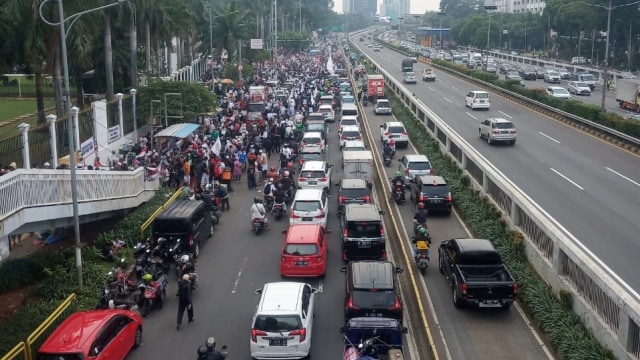 Pengalihan rute transjakarta akibat demo di depan gdung DPR, Rabu (24/6). Foto: Transjakarta