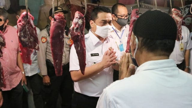 Wakil Gubernur DKI Jakarta, Riza Patria saat meninjau Pasar Baru Metro Atom, Jakarta Pusat, Rabu (24/6). Foto: PPID DKI Jakarta