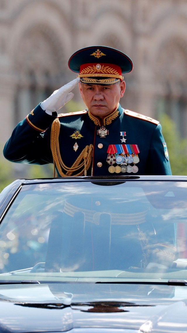 Menteri Pertahanan Rusia Sergei Shoigu memberi hormat saat  Parade Hari Kemenangan di Lapangan Merah, Moskow, Rusia. Foto: Sputnik/Dmitry Astakhov/Pool via Reuters