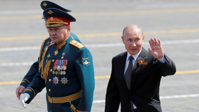 Presiden Rusia Vladimir Putin dan Menteri Pertahanan Sergei Shoigu saat meninggalkan lokasi Parade Hari Kemenangan di Lapangan Merah, Moskow, Rusia. Foto: Maxim Shemetov. Reuters