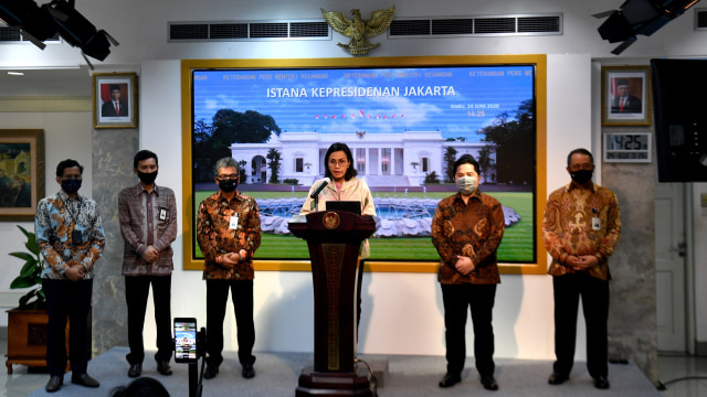 Menkeu Sri Mulyani (tengah) bersama Menteri BUMN Erick Thohir menyampaikan keterangan pers di Kantor Presiden, Jakarta.  Foto: Sigid Kurniawan/POOL/ANTARA FOTO