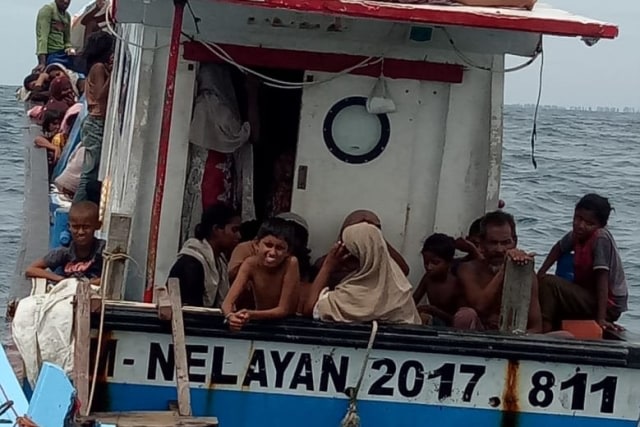 Pengungsi Rohingya terdampar di pesisir laut Aceh Utara. Dok. Warga 
