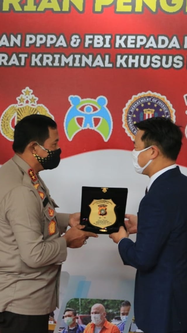 Kementerian PPPA memberi penghargaan ke Kapolda Metro Jaya, Nana Sudjana. Foto: Polda Metro Jaya