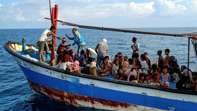 Pengungsi etnis Rohingya berada di atas kapal KM Nelayan 2017.811 milik nelayan Indonesia di pesisir Pantai Seunuddon, Aceh Utara, Aceh. Foto: Rahmad/ANTARA FOTO