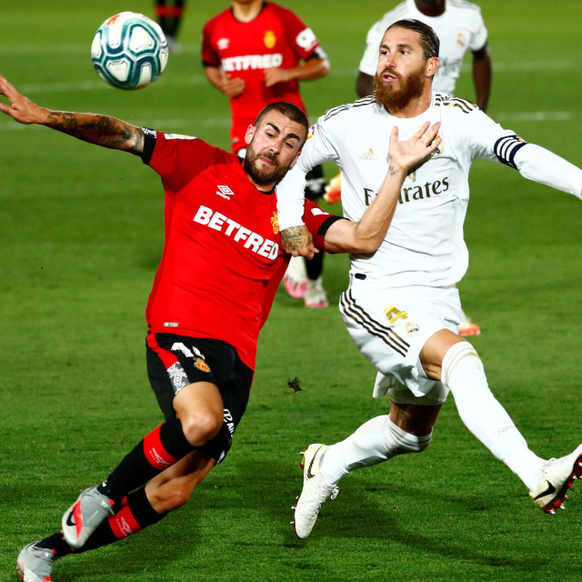 Sergio Ramos (kanan) beraksi di laga Real Madrid vs Real Mallorca pada Kamis (25/6) dini hari WIB. Foto: REUTERS/Susana Vera