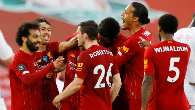 Pemain Liverpool merayakan usai mencetak gol ke gawang Crystal Palace pada pertandingan Premiere League 2019/20, Rabu (24/6). Foto: Shaun Botterill/Pool via REUTERS