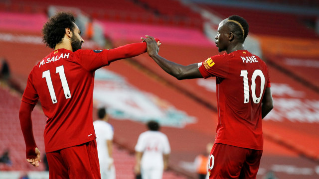 Pemain Liverpool Mohamed Salah dan Sadio Mane merayakan usai mencetak gol ke gawang Crystal Palace pada pertandingan Premiere League 2019/20, Rabu (24/6). Foto: Shaun Botterill/Pool via REUTERS