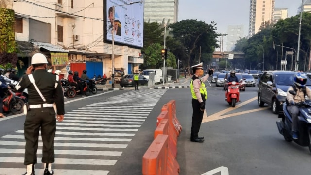 Polisi mengatur lalu lintas di TL Tugu Tani, Jakarta Pusat, Kamis (25/6). Foto: Twitter/@TMCPoldaMetro