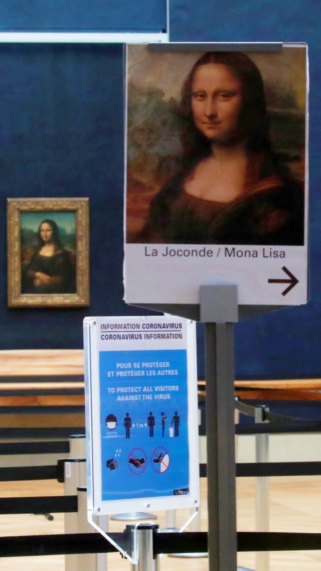 Tanda protokol kunjungan terlihat terlihat di depan lukisan "Mona Lisa" di Museum Louvre, Paris, Prancis, Selasa (23/6). Foto: Charles Platiau/Reuters