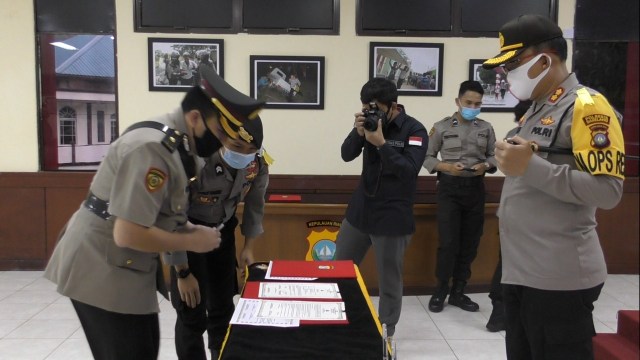 Kapolresta Barelang AKBP Purwadi Wahyu memimpin serah terima jabatan Kapolsek. Foto: Rega/kepripedia.com