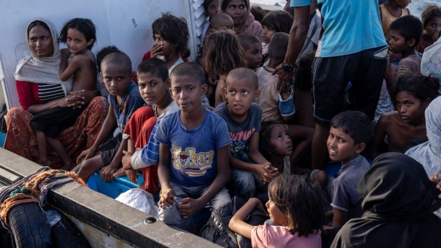 Anak-anak dalam rombongan pengungsi Rohingya yang diselamatkan nelayan Aceh. Foto: Zikri M untuk acehkini