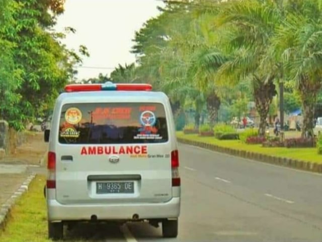 Viral, sopir mobil ambulans ugal-ugalan di jalan raya. (Foto: Facebook/Tangkapan Layar Yuni Rusmini)