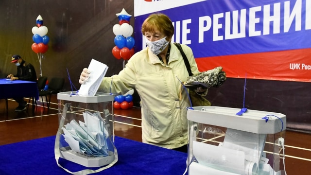 Pemungutan suara di Rusia untuk perubahan konstitusi. Foto: Yuri Maltsev/REUTERS