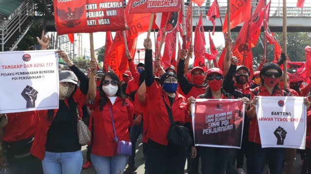 Massa PDIP berunjuk rasa di Mapolres Metro Jakarta Timur. Foto: Istimewa