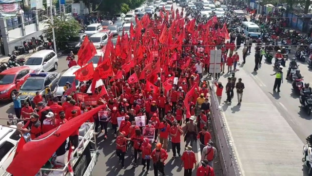 Massa PDIP berunjuk rasa di Mapolres Metro Jakarta Timur.