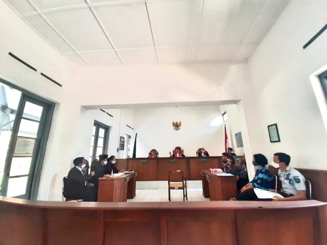 Sidang perdana gugatan kebijakan asimilasi dan integrasi narapidana terkait Covid-19 di Pengadilan Negeri Surakarta. (Foto: Kemenkumam)