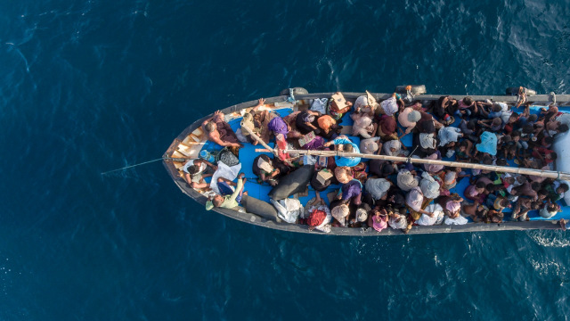 Pengungsi Rohingya yang sempat terombang-ambing di laut menggunakan kapal nelayan Aceh Utara. Foto: Zikri M untuk acehkini