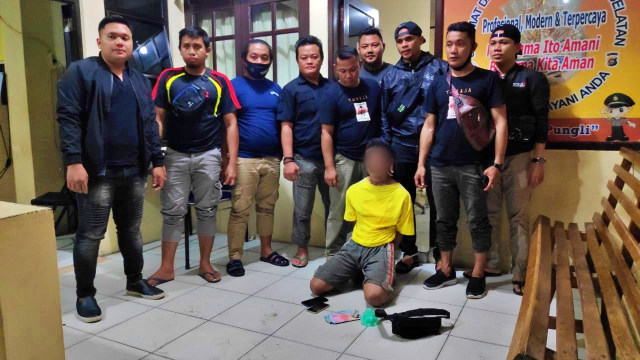 Pelaku pencurian saat diamankan polisi. Kamis, (25/6). Foto: Dok istimewa